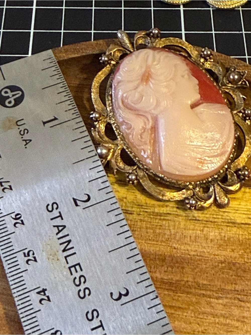 Vintage-Style Pink Cameo Brooch - Picture 2 of 10